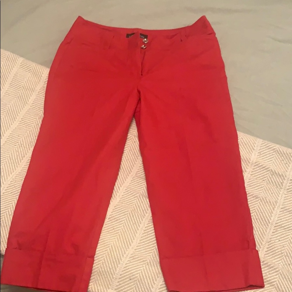 Lary Levine size 8 red Capri pants